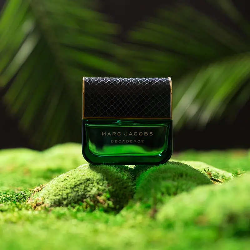 Fotografia reklamowa perfum w aranżacji z mchem