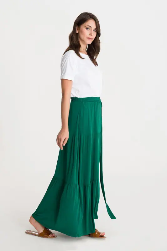 Zdjęcie odzieży na modelce — zielona spódnica maxi i biały T-shirt