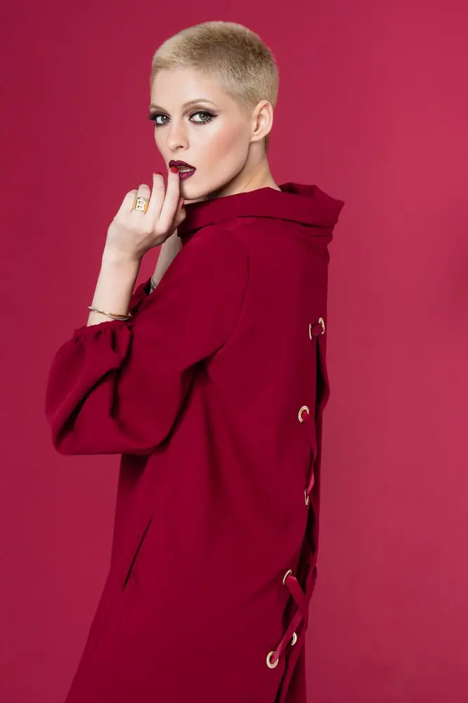 Zdjęcie odzieży na modelce — bordowa bluza z wiązaniem