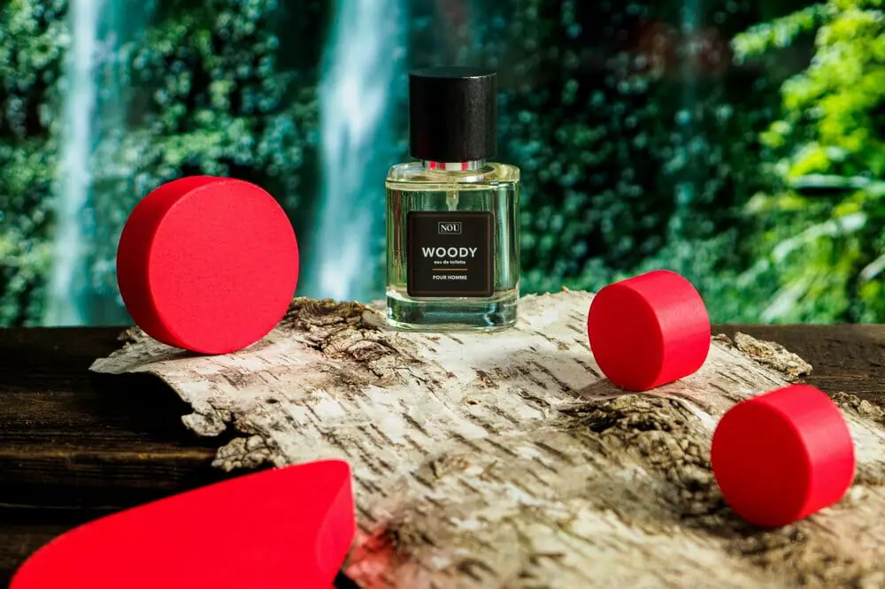 Perfumy w scenografii leśnej — zdjęcie reklamowe dla Aelia Duty Free