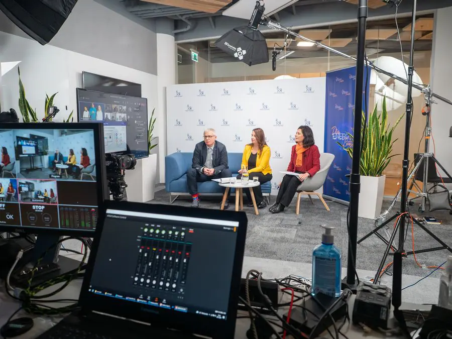 Realizacja transmisji online — panel dyskusyjny i stanowisko realizatora