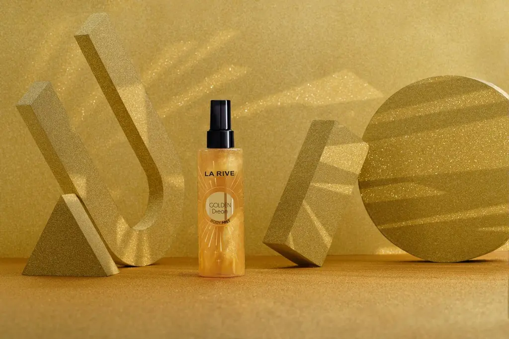 Mgiełka La Rive Golden Dream w złotej scenografii z geometrycznymi formami — zdjęcie reklamowe