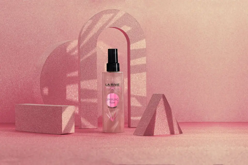 Mgiełka La Rive Sparkling Rose w różowej scenografii z łukami — zdjęcie reklamowe