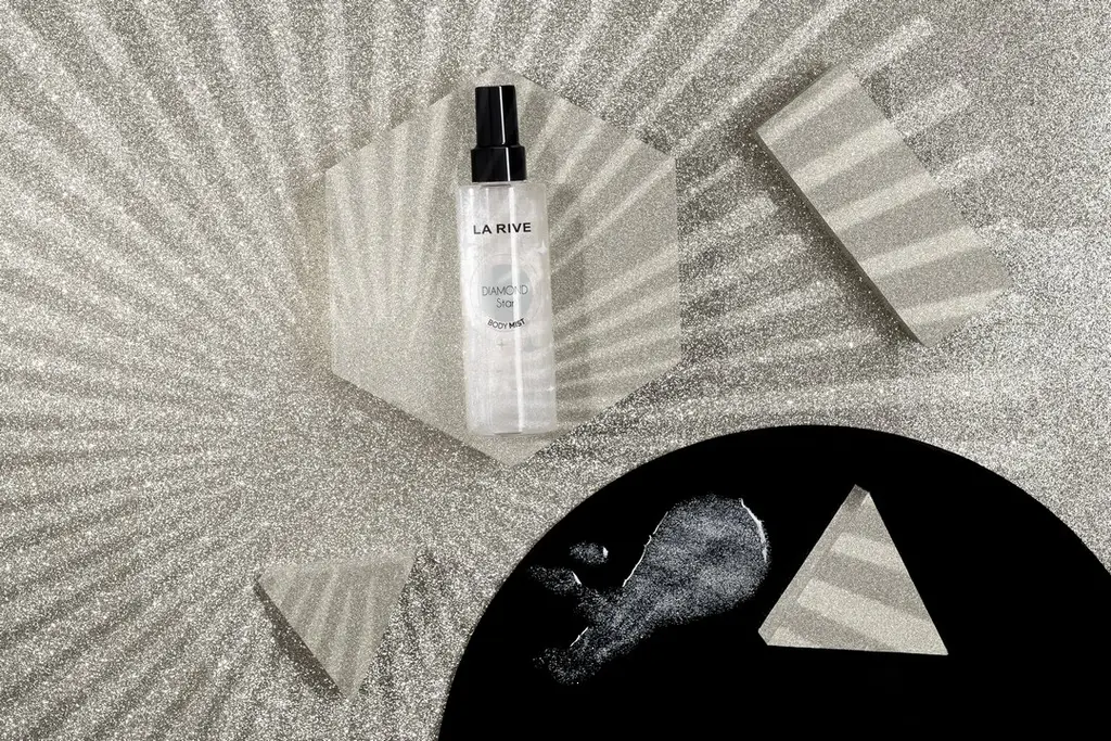 Mgiełka La Rive Diamond Star w srebrnej scenografii z brokatowym tłem — ujęcie z góry