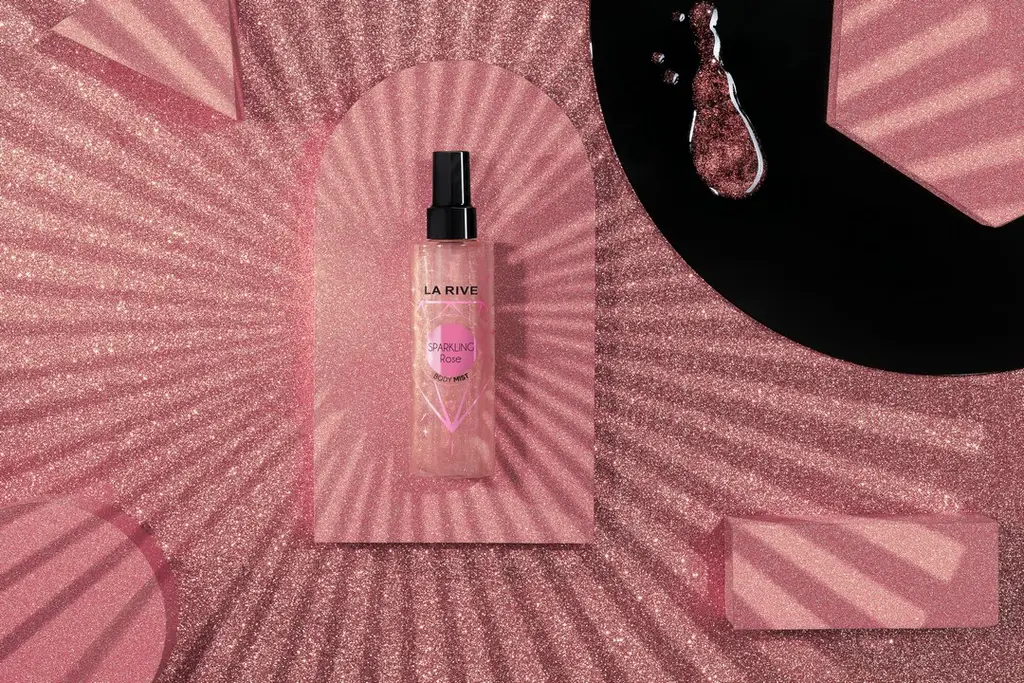 Mgiełka La Rive Sparkling Rose w różowej scenografii z brokatowym tłem — ujęcie z góry