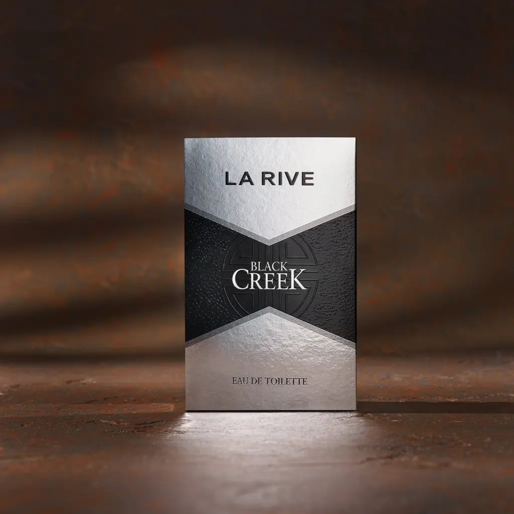 Opakowanie perfum La Rive Black Creek na ciemnym tle — zdjęcie reklamowe