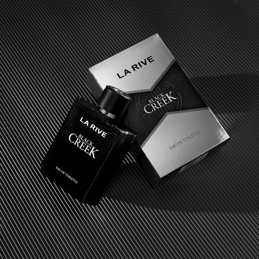 Perfumy męskie La Rive Black Creek z opakowaniem na czarnym tle — zdjęcie reklamowe