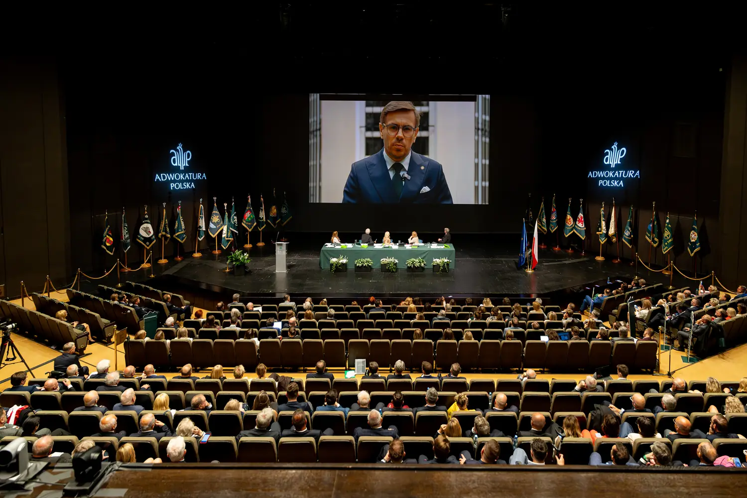 Sala obrad 14. Krajowego Zjazdu Adwokatury — widok z góry, fotografia eventowa eFOTOGRAFIA