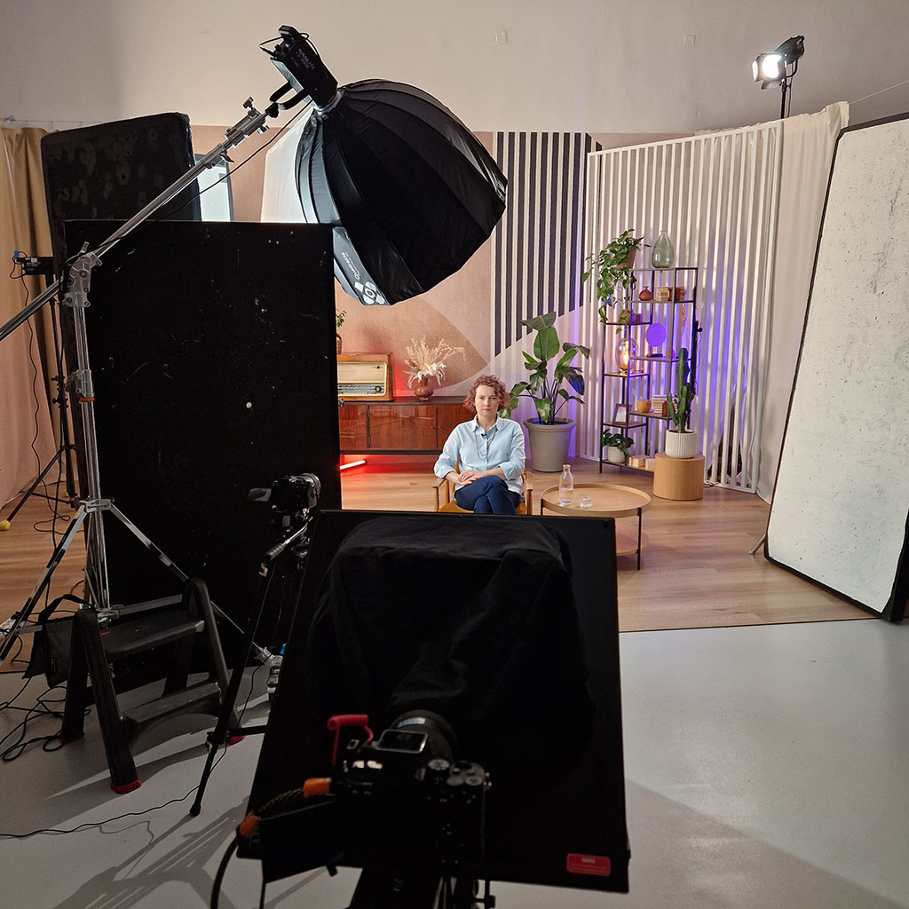 Backstage — setup oświetleniowy na planie nagrań szkoleniowych dr Ewy Hartman, Studio CYNAMON Warszawa