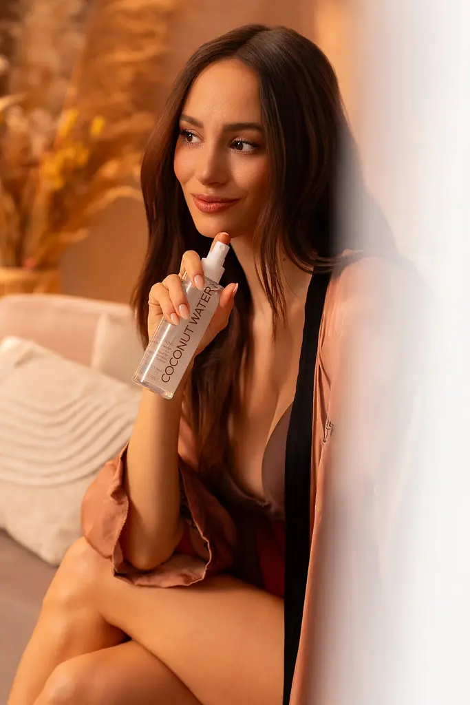 Zdjęcie lifestyle'owe — modelka w jasnym wnętrzu