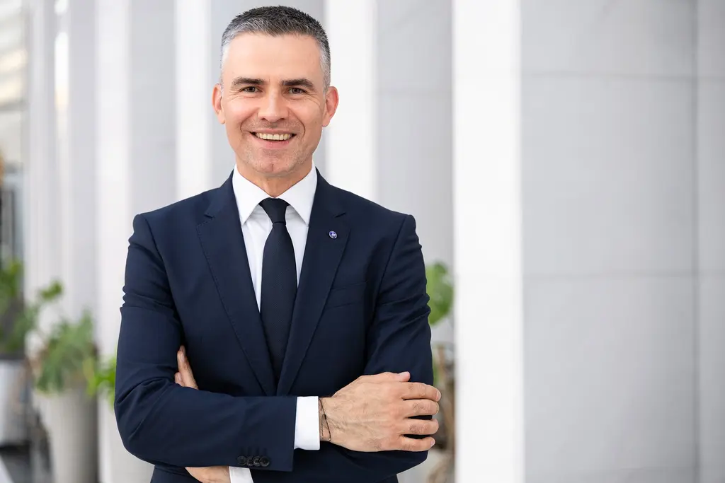 Portret biznesowy mężczyzny w garniturze przed budynkiem